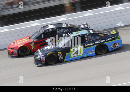 Brooklyn, Michigan, USA. 12 Aug, 2018. Jamie McMurray (1) und Erik Jones (20) Kampf um die Position während der Verbraucher Energie 400 am Michigan International Speedway in Brooklyn, Michigan. Quelle: Chris Owens Asp Inc/ASP/ZUMA Draht/Alamy leben Nachrichten Stockfoto