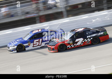 Brooklyn, Michigan, USA. 12 Aug, 2018. BJ McLeod (51) und Garrett Smithley (7) Kampf um Position während der Verbraucher Energie 400 am Michigan International Speedway in Brooklyn, Michigan. Quelle: Chris Owens Asp Inc/ASP/ZUMA Draht/Alamy leben Nachrichten Stockfoto