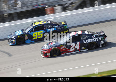 Brooklyn, Michigan, USA. 12 Aug, 2018. Kasey Kahne (95) und William Byron (24) Kampf um die Position während der Verbraucher Energie 400 am Michigan International Speedway in Brooklyn, Michigan. Quelle: Chris Owens Asp Inc/ASP/ZUMA Draht/Alamy leben Nachrichten Stockfoto