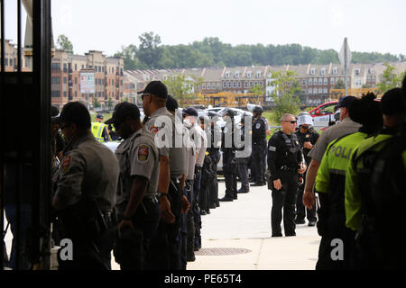 Washington, DC, USA. 12. Aug 2018. Polizei Linie vor der Wiener U-Bahn Station vor der weißen nationalistischen Demonstranten anreisen, den Zug in den Vereinen das Recht Protest in Washington, D.C. Quelle: Joseph Gruber/Alamy Leben Nachrichten zu nehmen Stockfoto