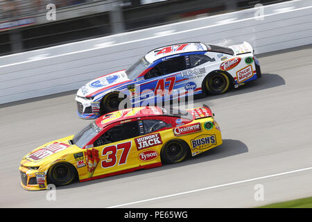 Brooklyn, Michigan, USA. 12 Aug, 2018. Chris Buescher (37) und AJ Allmendinger (47) Kampf um die Position während der Verbraucher Energie 400 am Michigan International Speedway in Brooklyn, Michigan. Quelle: Chris Owens Asp Inc/ASP/ZUMA Draht/Alamy leben Nachrichten Stockfoto