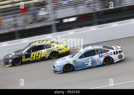 Brooklyn, Michigan, USA. 12 Aug, 2018. Grau Gaulding (99) und Kevin Harvick (4) Kampf um Position während der Verbraucher Energie 400 am Michigan International Speedway in Brooklyn, Michigan. Quelle: Chris Owens Asp Inc/ASP/ZUMA Draht/Alamy leben Nachrichten Stockfoto