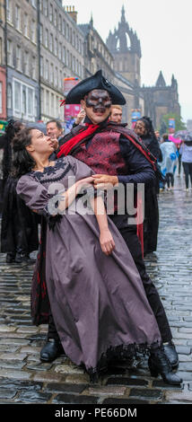 Edinburgh, Schottland, Großbritannien. 12. August 2018. Schauspieler im Regen und Nieselregen zum Ticketverkauf für ihre Fringe Leistungen auf der Royal Mile in der Altstadt von Edinburgh. Credit: Ben Collins/Alamy leben Nachrichten Stockfoto