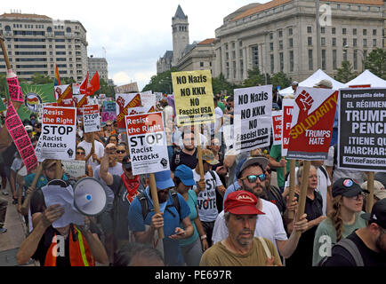 Washington D.C., USA. 12. August 2018. Counterprotesters marschieren gegen die alt-Rechts, Weiß Nationalismus lassen Freedom Park in Washington DC zu marschieren durch die Straßen. Widerstehen Sie dem Recht, keine Kkk, stop rassistische Angriffe, Solidarität Trümpfe hassen und Trump Pence regime Zeichen sind alle Schilder transparente in der Masse der Demonstranten ihren Weg zu Lafayette Park. Credit: Mark Kanning/Alamy leben Nachrichten Stockfoto