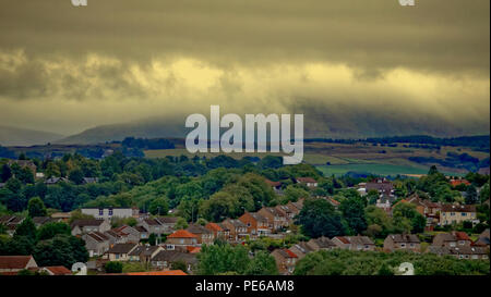 Glasgow, Schottland, Großbritannien am 13. August. UK Wetter: Nass misty day ahead wie stürmischen Debby ändert sich das Wetter und der Nebel und heavy rain Cloud roll off die Campsie Hills in Bearsden in einem nördlichen Vorort von Glasgow als den Sonnenaufgang versucht durch zu brechen. Gerard Fähre / Alamy news Credit: Gerard Fähre / alamy Leben Nachrichten Stockfoto