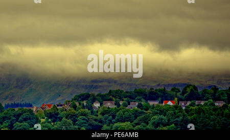 Glasgow, Schottland, Großbritannien am 13. August. UK Wetter: Nass misty day ahead wie stürmischen Debby ändert sich das Wetter und der Nebel und heavy rain Cloud roll off die Campsie Hills in Bearsden in einem nördlichen Vorort von Glasgow als den Sonnenaufgang versucht durch zu brechen. Gerard Fähre / Alamy news Credit: Gerard Fähre / alamy Leben Nachrichten Stockfoto