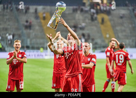 Frankfurt am Main, Deutschland. 12. Aug 2018. Eintracht Frankfurt - FC Bayern München, Frankfurt, August 12, 2018 Thomas Mueller, MÜLLER, FCB 25 fcb-Feier Sieg Sieger Supercup 2018 Eintracht Frankfurt - FC BAYERN MÜNCHEN, hatte DFL-Bestimmungen verbieten die Verwendung von Fotografien als BILDSEQUENZEN UND/ODER QUASI-VIDEO. DFL SUPERCUP, 1. Fußball-Bundesliga, Spieltag, Frankfurt, 12. August 2018, Saison 2017/2018 © Peter Schatz/Alamy leben Nachrichten Stockfoto