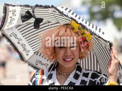 Los Angeles, USA. 12 Aug, 2018. Eine Frau in der traditionellen Tracht gekleidet besucht die Los Angeles Tanabata Festival in Los Angeles, USA, 12.08.2018. Das Festival bietet traditionelle japanische Küche, Kunst, Spiele und Live Unterhaltung. Credit: Zhao Hanrong/Xinhua/Alamy leben Nachrichten Stockfoto