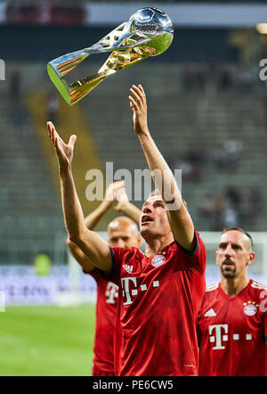 Frankfurt am Main, Deutschland. 12. Aug 2018. Eintracht Frankfurt - FC Bayern München, Frankfurt, August 12, 2018 Thomas Mueller, MÜLLER, FCB 25 mit Pokal Eintracht Frankfurt - FC BAYERN MÜNCHEN 0-5 DFL-Bestimmungen verbieten die Verwendung von Fotografien als BILDSEQUENZEN UND/ODER QUASI-VIDEO. DFL SUPERCUP, 1. Fußball-Bundesliga, Spieltag, Frankfurt, 12. August 2018, Saison 2017/2018 © Peter Schatz/Alamy leben Nachrichten Stockfoto