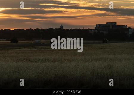 Berlin, Deutschland. 13 Aug, 2018. Die Sonne über dem Tempelhofer Feld. Credit: Paul Zinken/dpa/Alamy leben Nachrichten Stockfoto