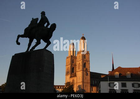 Zürich, Schweiz. 12. Aug 2018. Sonnenuntergang auf dem Grossmünster, romanischen Stil evangelische Kirche in Zürich, Schweiz. Credit: Gari Wyn Williams/Alamy leben Nachrichten Stockfoto