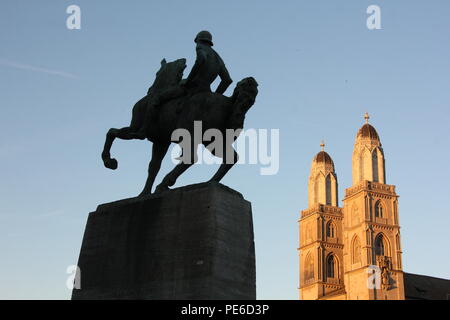 Zürich, Schweiz. 12. Aug 2018. Sonnenuntergang auf dem Grossmünster, romanischen Stil evangelische Kirche in Zürich, Schweiz. Credit: Gari Wyn Williams/Alamy leben Nachrichten Stockfoto