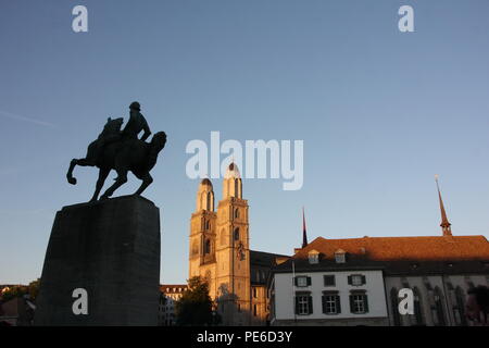 Zürich, Schweiz. 12. Aug 2018. Sonnenuntergang auf dem Grossmünster, romanischen Stil evangelische Kirche in Zürich, Schweiz. Credit: Gari Wyn Williams/Alamy leben Nachrichten Stockfoto