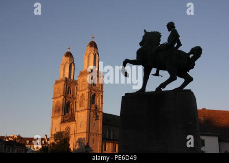 Zürich, Schweiz. 12. Aug 2018. Sonnenuntergang auf dem Grossmünster, romanischen Stil evangelische Kirche in Zürich, Schweiz. Credit: Gari Wyn Williams/Alamy leben Nachrichten Stockfoto