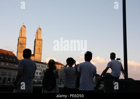 Zürich, Schweiz. 12. Aug 2018. Sonnenuntergang auf dem Grossmünster, romanischen Stil evangelische Kirche in Zürich, Schweiz. Credit: Gari Wyn Williams/Alamy leben Nachrichten Stockfoto