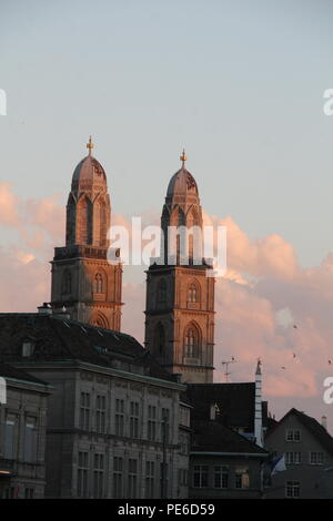 Zürich, Schweiz. 12. Aug 2018. Sonnenuntergang auf dem Grossmünster, romanischen Stil evangelische Kirche in Zürich, Schweiz. Credit: Gari Wyn Williams/Alamy leben Nachrichten Stockfoto