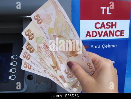 Kas, Türkei. 26 Sep, 2013. (Abbildung) hält eine Frau 250 türkische Lira in Banknoten an einem Geldautomaten in Kas, Türkei, 26. September 2013. Credit: Jens Kalaene | Verwendung weltweit/dpa/Alamy leben Nachrichten Stockfoto