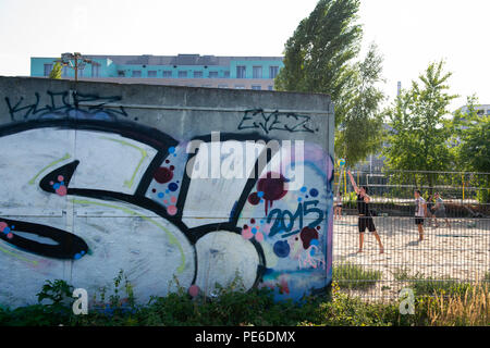 Berlin, Deutschland. 09 Aug, 2018. Die Berliner Mauer im Park am Nordbahnof (lit. North Train Station) trennt den Beach-Volleyball-Felder aus dem grünen Bereich. Am 13. August 1961, der Bau der Mauer begann, die Berlin für mehr als 28 Jahre lang geteilt. Credit: Lisa Ducret/dpa/Alamy leben Nachrichten Stockfoto