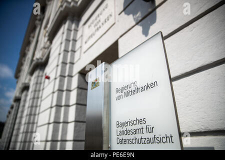 Ansbach, Deutschland. 18 Juli, 2018. Die äußere Ansicht zeigt die Residenz Ansbach (lit. Residenz Ansbach), wo die Bezirksregierung von Mittelfranken und dem Bayerischen Landesamt für Datenschutz Aufsicht befinden. Die Transformation in eine barocke Markgraf Residence begann nach offiziellen Angaben durch den Hofbaumeister Gabriel de Gabrieli, die den östlichen Teil der hofarkaden von 1708 bis 1709 und den östlichen Teil des South-East Wing von 1713 bis 1716 gebaut. Credit: Daniel Karmann/dpa/Alamy leben Nachrichten Stockfoto