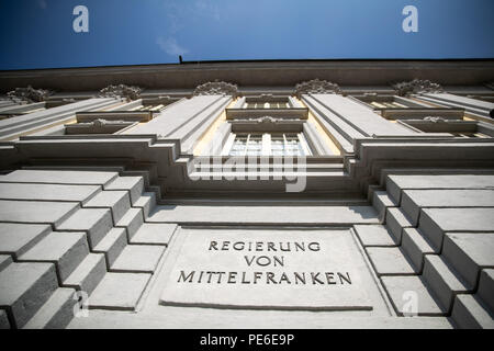 Ansbach, Deutschland. 18 Juli, 2018. Die äußere Ansicht zeigt die Residenz Ansbach (lit. Residenz Ansbach), wo die Bezirksregierung von Mittelfranken und dem Bayerischen Landesamt für Datenschutz Aufsicht befinden. Die Transformation in eine barocke Markgraf Residence begann nach offiziellen Angaben durch den Hofbaumeister Gabriel de Gabrieli, die den östlichen Teil der hofarkaden von 1708 bis 1709 und den östlichen Teil des South-East Wing von 1713 bis 1716 gebaut. Credit: Daniel Karmann/dpa/Alamy leben Nachrichten Stockfoto