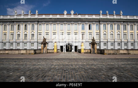 Ansbach, Deutschland. 18 Juli, 2018. Die äußere Ansicht zeigt die Residenz Ansbach (lit. Residenz Ansbach), wo die Bezirksregierung von Mittelfranken und dem Bayerischen Landesamt für Datenschutz Aufsicht befinden. Die Transformation in eine barocke Markgraf Residence begann nach offiziellen Angaben durch den Hofbaumeister Gabriel de Gabrieli, die den östlichen Teil der hofarkaden von 1708 bis 1709 und den östlichen Teil des South-East Wing von 1713 bis 1716 gebaut. Credit: Daniel Karmann/dpa/Alamy leben Nachrichten Stockfoto