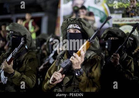 August 12, 2018 - Gaza, Gaza, Palästina, Mitglieder der bewaffneten Flügel der Hamas die Teilnahme an einer Zeremonie im nördlichen Gazastreifen. (Bild: © Mahmoud Issa/Quds Net News über ZUMA Draht) Stockfoto