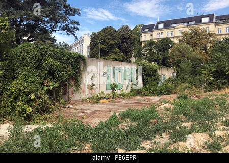 Berlin, Deutschland. 13 Aug, 2018. Ein Teil der so genannte Barriere Sicherheit Wand kann man in der Nähe des ehemaligen Grenzübergang Chausseestraße von um 1985. Vergleichbare Teile sind folglich an der Bernauer Straße und Gartenstraße. Credit: Paul Zinken/dpa/Alamy leben Nachrichten Stockfoto