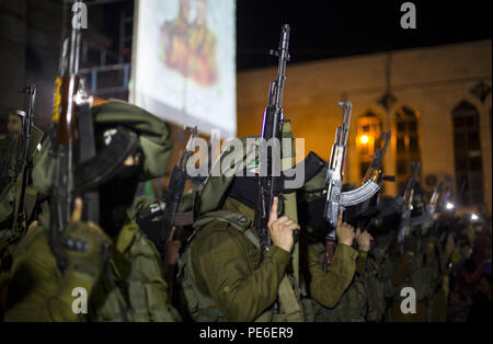 August 12, 2018 - Gaza, Gaza, Palästina, Mitglieder der bewaffneten Flügel der Hamas die Teilnahme an einer Zeremonie im nördlichen Gazastreifen. (Bild: © Mahmoud Issa/Quds Net News über ZUMA Draht) Stockfoto