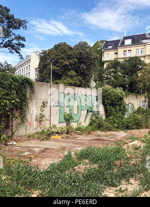 Berlin, Deutschland. 13 Aug, 2018. Ein Teil der so genannte Barriere Sicherheit Wand kann man in der Nähe des ehemaligen Grenzübergang Chausseestraße von um 1985. Vergleichbare Teile sind folglich an der Bernauer Straße und Gartenstraße. Credit: Paul Zinken/dpa/Alamy leben Nachrichten Stockfoto