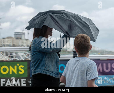 Brighton, Großbritannien, 13. August 2018 Wetter einem regnerischen Tag in Brighton credit Ian Davidson/Alamy leben Nachrichten Stockfoto