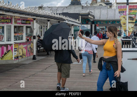 Brighton, Großbritannien, 13. August 2018 Wetter einem regnerischen Tag in Brighton, Brighton Pier credit Ian Davidson/Alamy leben Nachrichten Stockfoto