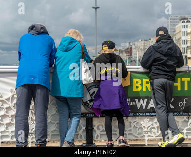 Brighton, Großbritannien, 13. August 2018 Wetter an einem regnerischen Tag auf Brighton Pier credit Ian Davidson/Alamy leben Nachrichten Stockfoto