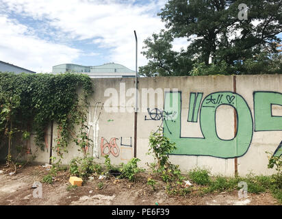 Berlin, Deutschland. 13 Aug, 2018. Ein Teil der so genannte Barriere Sicherheit Wand kann man in der Nähe des ehemaligen Grenzübergang Chausseestraße von um 1985. Vergleichbare Teile sind folglich an der Bernauer Straße und Gartenstraße. Credit: Paul Zinken/dpa/Alamy leben Nachrichten Stockfoto