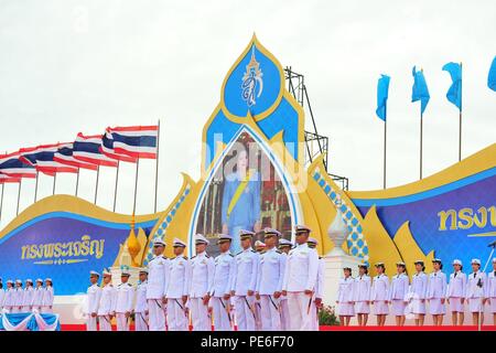 Bangkok, Thailand. 12 Aug, 2018. Soldat besucht die Kerze - Beleuchtung Zeremonie in Bangkok, Thailand, 12.08.2018. Eine Kerze - Beleuchtung Zeremonie wurde von der thailändischen Regierung hielt den 86. Geburtstag von Königin Sirikit, die Königinwitwe von Thailand, am Sonntag zu markieren. Credit: Rachen Sageamsak/Xinhua/Alamy leben Nachrichten Stockfoto