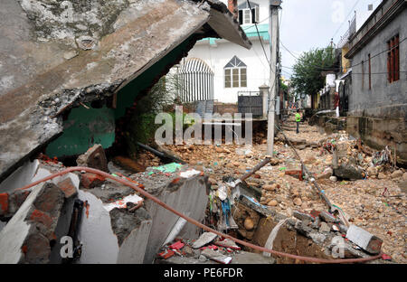 Jammu, Indisch kontrollierten Teil Kaschmirs. 13 Aug, 2018. Foto aufgenommen am 12.08.13, 2018 zeigt Rückstände von einem beschädigten Hauses nach Flash Flood hit Außenbezirken von Jammu, der Winter, die Hauptstadt der indischen Teil Kaschmirs, Aug 13, 2018 gesteuert. Schwere Regenfälle, Erdrutsche auslösen und eine Bedrohung für viele Dörfer mit Flüsse in der Nähe der Gefahr in Jammu Region. Credit: Stringer/Xinhua/Alamy leben Nachrichten Stockfoto