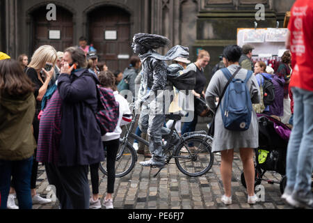 Edinburgh, Schottland, Großbritannien. Am 13. August 2018. Einen bewegungslosen Busker unterhält Touristen auf der Royal Mile in der Altstadt von Edinburgh. Ben Collins/Alamy leben Nachrichten Stockfoto