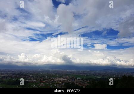 (180813) - - Kathmandu, Aug. 13, 2018 (Xinhua) - Monsun Wolken über Kathmandu Tal sind von einem Hügel in Kathmandu, Nepal, 13.08.2018, gesehen. (Xinhua / Sunil Sharma) Stockfoto