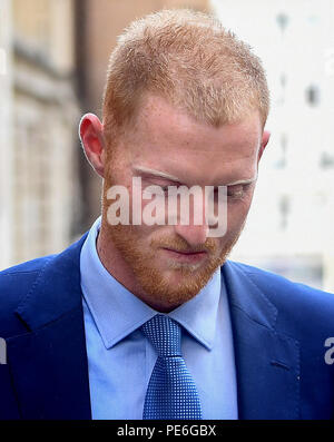 Bristol, UK. August 13, 2018. Ben schürt in Bristol. England cricketer Ben schürt mit seiner Frau Clare Ratcliffe verlassen Bristol am Ende des Tages sechs seiner Studie. Es ist angeblich Ben schürt zwei Männer bewusstlos, nachdem einer von ihnen bedroht seine England Mannschaftskameraden während einer Nacht in Bristol zu Flasche. Der 27-jährige Allrounder Gesichter seiner vierten Tag vor Gericht, angeklagt der Schlägerei in der Clifton Dreieck am 25. September 2017. Bild von Andrew Parsons/Parsons Media Credit: Andrew Parsons/Alamy leben Nachrichten Stockfoto