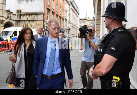 Bristol, UK. August 13, 2018. Ben schürt in Bristol. England cricketer Ben schürt ankommen ist zurück an der Bristol Crown Court nach dem Mittagessen am Tag sechs seiner Studie. Es ist angeblich Ben schürt zwei Männer bewusstlos, nachdem einer von ihnen bedroht seine England Mannschaftskameraden während einer Nacht in Bristol zu Flasche. Der 27-jährige Allrounder Gesichter seiner vierten Tag vor Gericht, angeklagt der Schlägerei in der Clifton Dreieck am 25. September 2017. Bild von Andrew Parsons/Parsons Media Credit: Andrew Parsons/Alamy leben Nachrichten Stockfoto