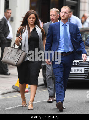 Bristol, UK. August 13, 2018. Ben schürt in Bristol. England cricketer Ben schürt ankommen ist zurück an der Bristol Crown Court nach dem Mittagessen am Tag sechs seiner Studie. Es ist angeblich Ben schürt zwei Männer bewusstlos, nachdem einer von ihnen bedroht seine England Mannschaftskameraden während einer Nacht in Bristol zu Flasche. Der 27-jährige Allrounder Gesichter seiner vierten Tag vor Gericht, angeklagt der Schlägerei in der Clifton Dreieck am 25. September 2017. Bild von Andrew Parsons/Parsons Media Credit: Andrew Parsons/Alamy leben Nachrichten Stockfoto