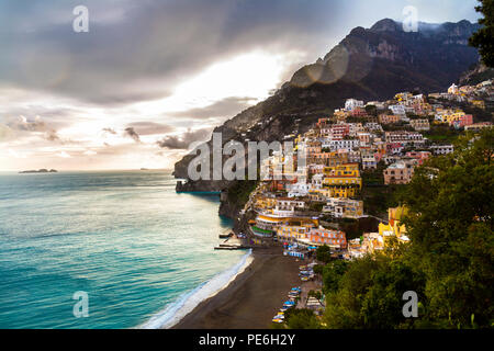 Malerischer Blick auf einem Hügel die Stadt bei Sonnenuntergang, Positano, Kampanien, Italien Stockfoto