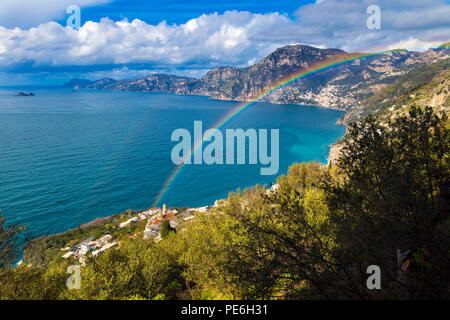 Regenbogen über Praiano an der Amalfi Küste, Italien Stockfoto