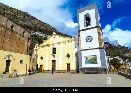 Mediterranen Stil kleine Dorfkirche - parrocchia San Luca Evangelista Kirche in Praiano, Amalfi Küste, Italien Stockfoto