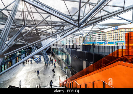 Moderne Architektur, Einkaufszentrum Galleria Piazza Garibaldi in Neapel, Italien Stockfoto