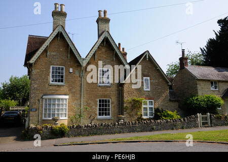 Haus aus Stein, Turvey, Bedfordshire, war ursprünglich 3 kleinere Häuser, ist jetzt aber alle Eins. Am östlichen Ende des Gebäudes ist aus dem 18. Jahrhundert Stockfoto