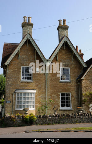 Haus aus Stein, Turvey, Bedfordshire, war ursprünglich 3 kleinere Häuser, ist jetzt aber alle Eins. Am östlichen Ende des Gebäudes ist aus dem 18. Jahrhundert Stockfoto