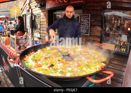 Kochen Vorbereitung Paella in einem großen Topf in Camden Market, London Stockfoto