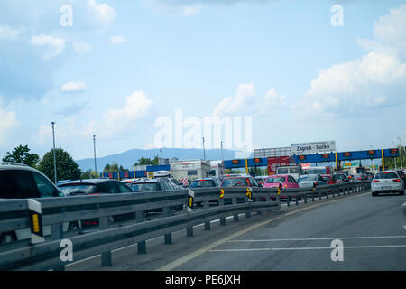 Schwere trafiic mit stauungen an der Mautstelle Lucko in Zagreb, Kroatien während der touristischen Saison Stockfoto