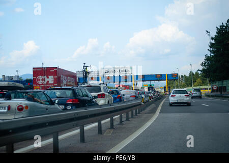 Schwere trafiic mit stauungen an der Mautstelle Lucko in Zagreb, Kroatien während der touristischen Saison Stockfoto