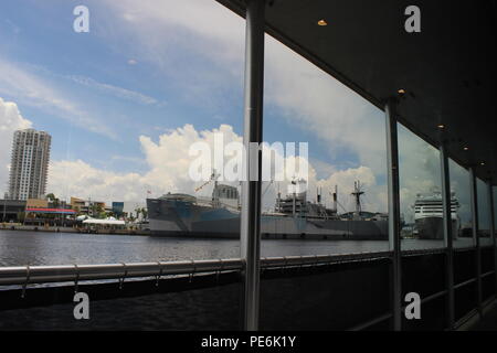 Kreuzfahrt vorbei an der Liberty Ship amerikanischen Sieg in Dock mit einem Kreuzfahrtschiff in den Hintergrund in Tampa Bay, Florida Stockfoto